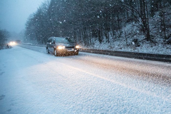 Ilustračný obrázok k článku Týždeň v Prešovskom kraji sa začal dopravnými nehodami: Cestári sú v pohotovosti