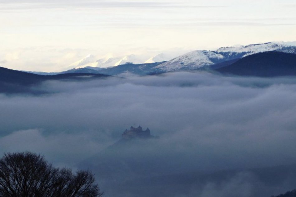 Ilustračný obrázok k článku Dychberúce ZÁBERY zo Sorošky: Krásna Hôrka v hmle a nad ňou Vysoké Tatry