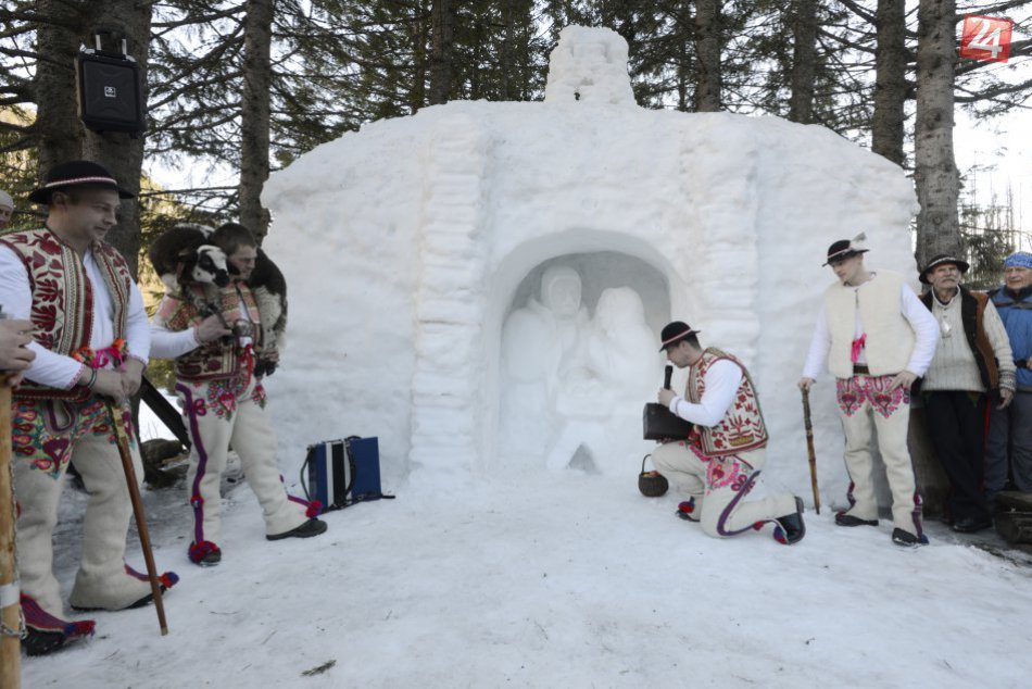 Ilustračný obrázok k článku Snehový betlehem prišli k Rainerovej chate obdivovať stovky turistov
