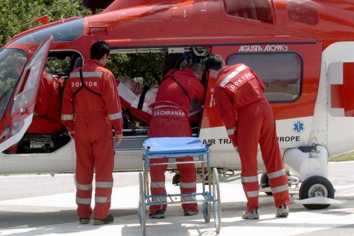 Ilustračný obrázok k článku Pád muža (54) zo strechy: Pri Kremnici zasahoval záchranársky vrtulnik