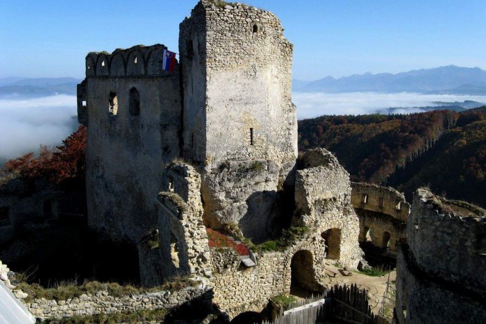 Ilustračný obrázok k článku Nadšenci zachraňujú Lietavský hrad: Odvaha im nechýba, FOTO