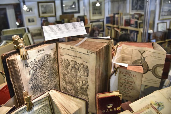 Ilustračný obrázok k článku Do mesta priviezli 50 ton kníh: Unikátny antikvariát z Leopoldova uložili v Trnave