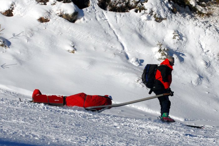 Ilustračný obrázok k článku Tragédia na Donovaloch. Pod Novou hoľou sa zabil lyžiar, nemal prilbu