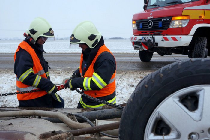 Ilustračný obrázok k článku Žiarski hasiči zasahujú pri nehodách: Auto v potoku aj žena uväznená za volantom