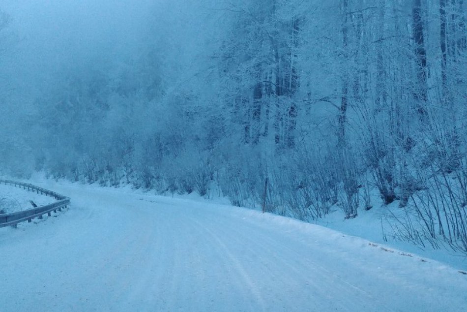 Ilustračný obrázok k článku Rožňavu a okolie zasiahlo husté sneženie: FOTO priamo z ciest!