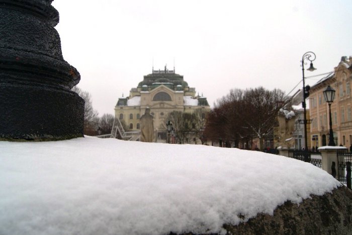 Ilustračný obrázok k článku Do Košíc zavítala Perinbaba: Metropola východu sa vyfarbila do biela, FOTO