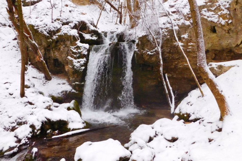 Ilustračný obrázok k článku Pozrite tú krásu: Známe Hájske vodopády v zimnom šate! FOTO