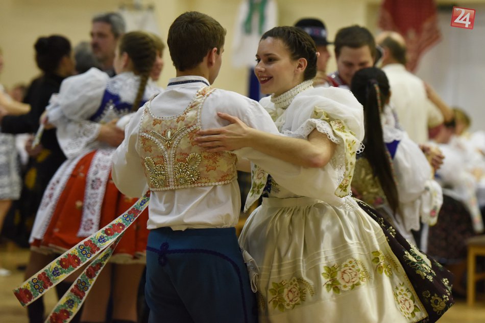 Ilustračný obrázok k článku Bola to pestrá pastva pre oči: Krásny krojovaný ples v Radošovciach. FOTO