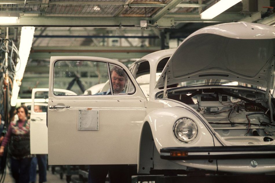 Ilustračný obrázok k článku KURIOZITA DŇA: Posledný kus Volkswagen chrobák zišiel z výrobnej linky pred 40 rokmi