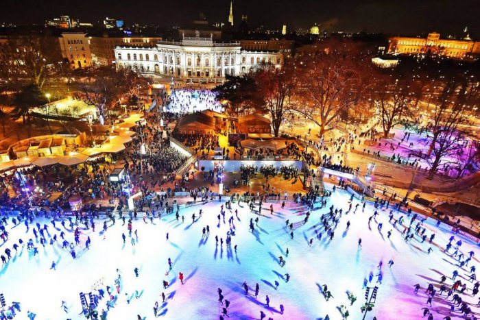Ilustračný obrázok k článku Viedenský ľadový sen: Klzisko na Rathausplatz sa vám nikdy nezunuje!