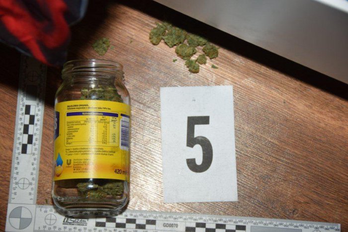 Ilustračný obrázok k článku Veľká drogová razia v okolí Malaciek: Trom osobám hrozí až 10 rokov väzenia