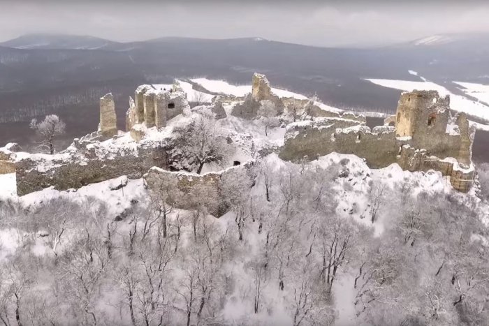 Ilustračný obrázok k článku Snehobiela krása: Očarujúca zimná rozprávka na hrade Gýmeš, VIDEO