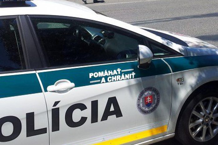 Ilustračný obrázok k článku Policajti pri Lučenci strieľali na unikajúce auto: Šialenec bez vodičáka ohrozoval každého!