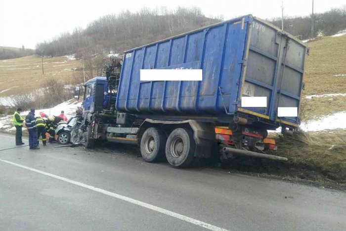 Ilustračný obrázok k článku FOTO z miesta tragickej nehody v našom kraji: Čelnú zrážku s kamiónom ukončila smrť!