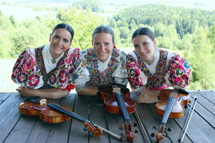 Ilustračný obrázok k článku Sympatické trio: Sestry Sihelské pokrstia svoju hudobnú novinku v Lučenci