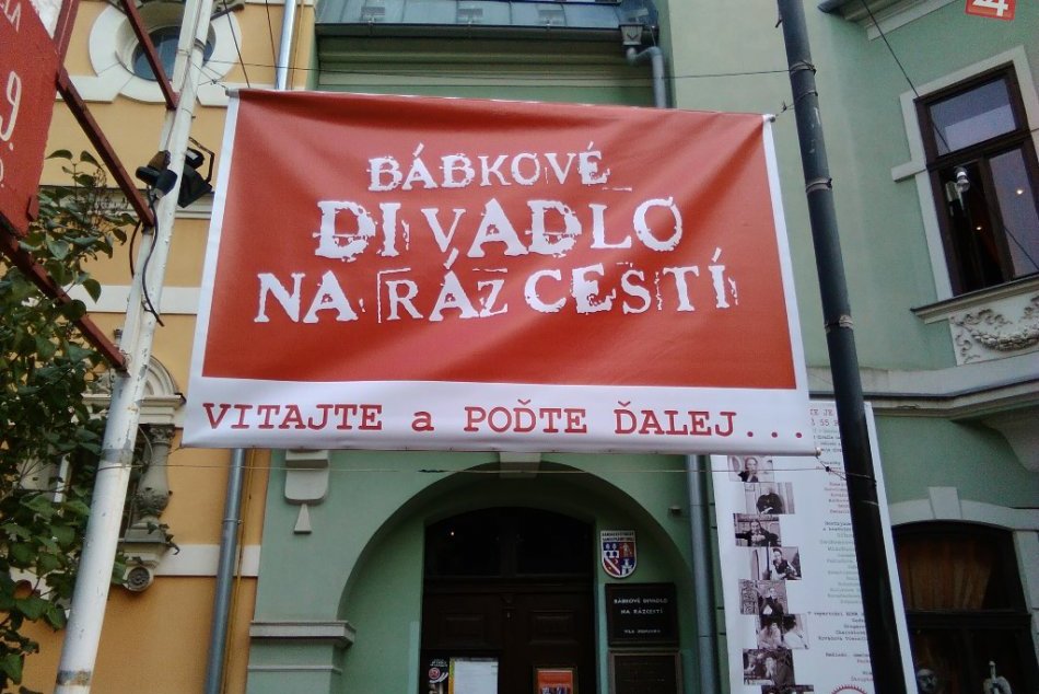 Ilustračný obrázok k článku Milovníci divadla sa v Bystrici potešia: BDNR začne opäť hrať naživo