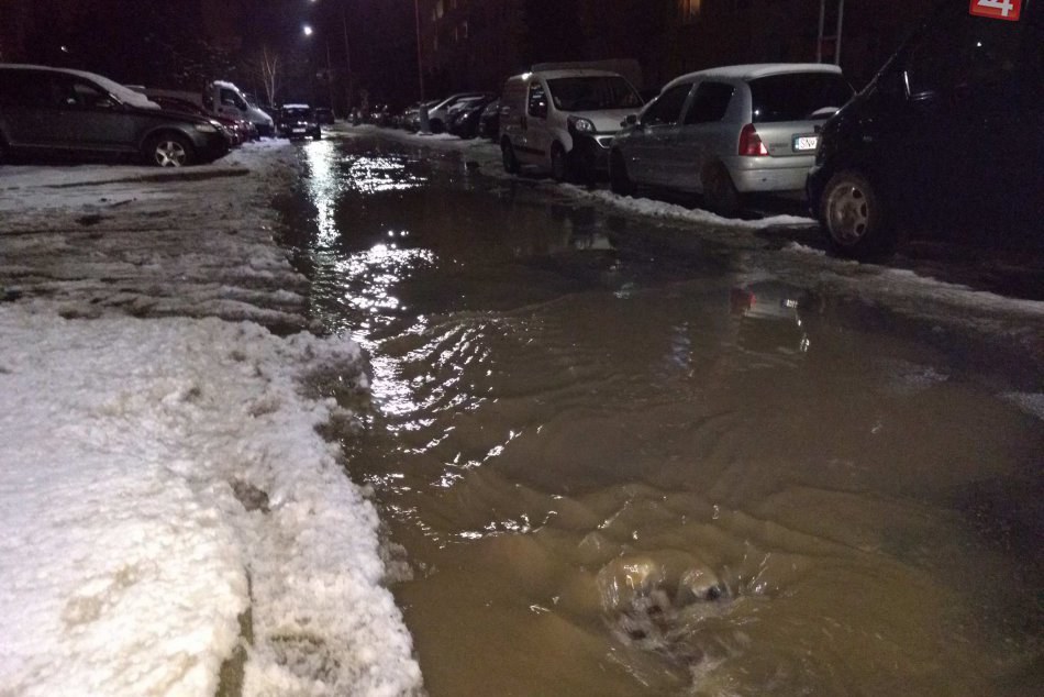 Ilustračný obrázok k článku V OBRAZOCH: Prasknuté potrubie zaplavilo na sídlisku v Spišskej viaceré ulice!