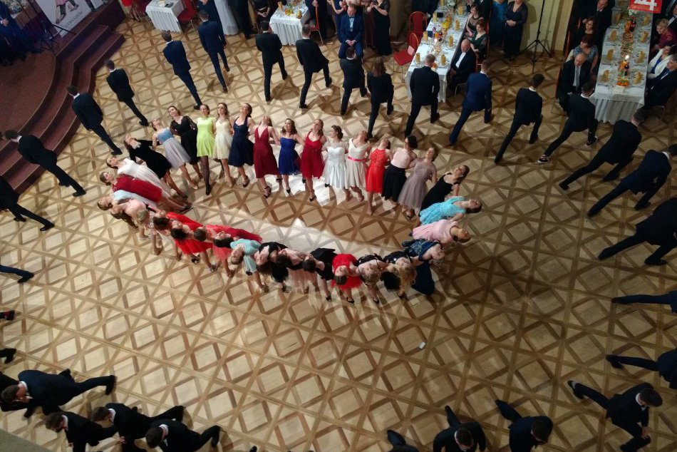 Ilustračný obrázok k článku FOTO A VIDEO: Gymnazisti zo Školskej plesali, za tieto tanečné kreácie si zaslúžia obdiv