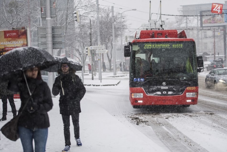 Ilustračný obrázok k článku V Bratislave sneží, vodiči hlásia kolóny a MHD mešká do 20 minút