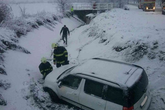 Ilustračný obrázok k článku Hasiči v Trnavskom kraji v pozore: Zrazené autá, nehody na diaľnici a v priekope