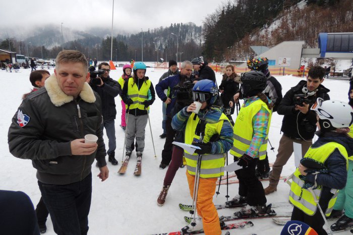 Ilustračný obrázok k článku Siedmaci zo Štvorky na lyžiarskom pri Štiavnici a zrazu... Návšteva Fica, čo tam robil?