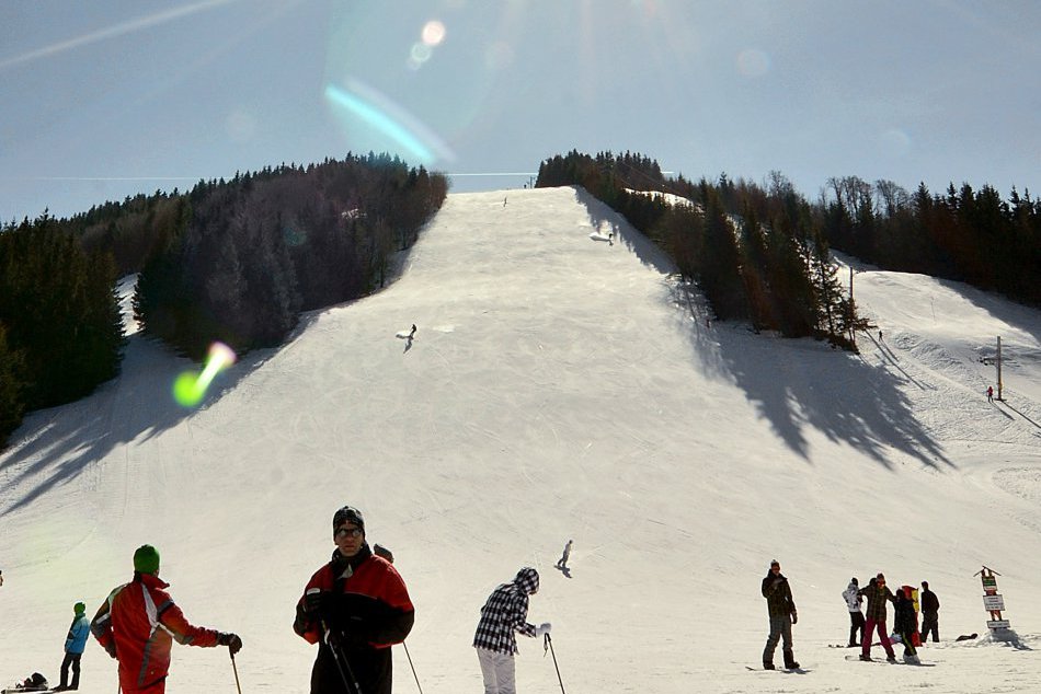 Ilustračný obrázok k článku Využite slnečné počasie na lyžovačku. Podmienky v okolí Bystrice vás potešia