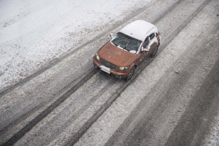 Ilustračný obrázok k článku Vodiči, jazdite opatrne. Na Gemeri je na viacerých cestách čerstvý sneh