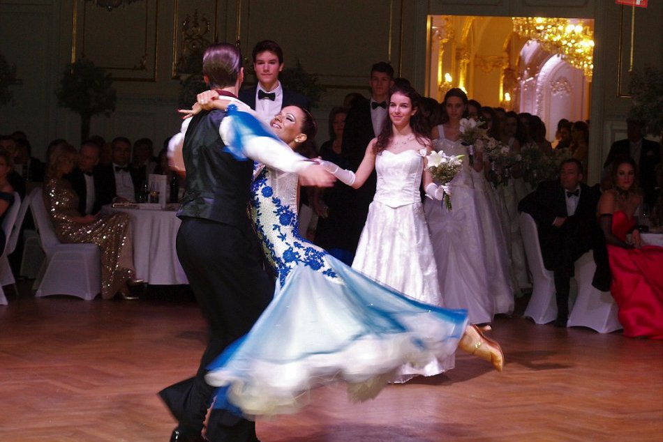 Ilustračný obrázok k článku Plesové obdobie opäť láka: Sledujte, aké plesy sa ešte uskutočnia v Michalovciach a okolí