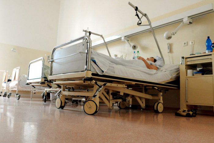 Ilustračný obrázok k článku K svojim blízkym sa nedostanete: V mikulášskej nemocnici platí zákaz návštev