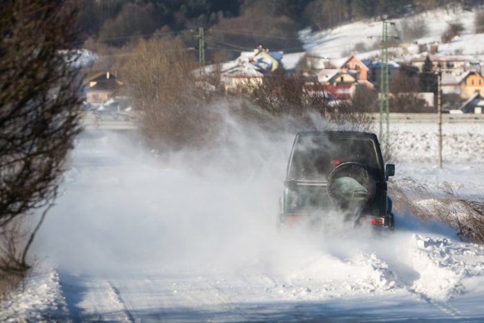 Ilustračný obrázok k článku Vodiči, na východe si dajte pozor: Dopravu budú komplikovať snehové jazyky a záveje