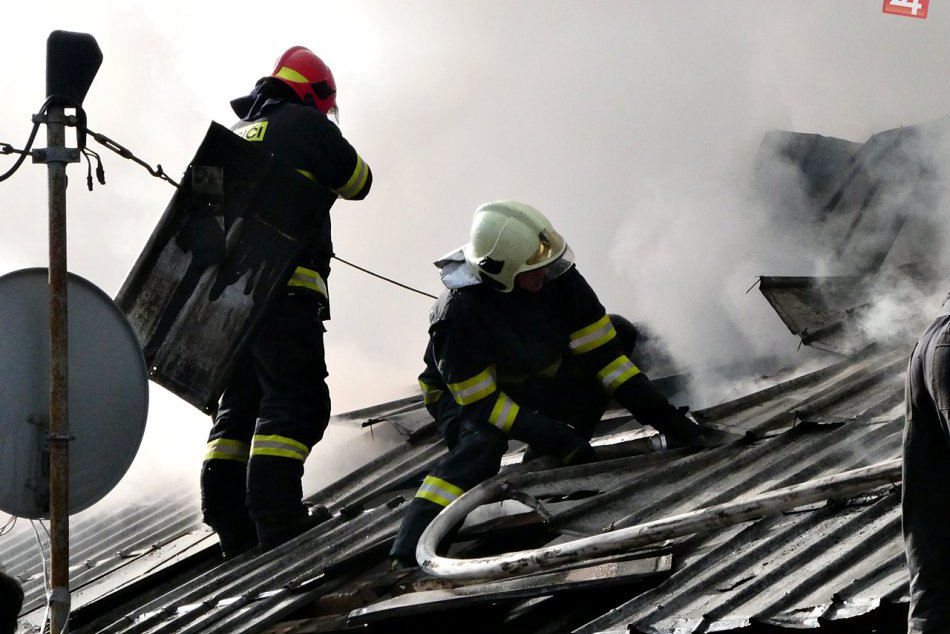 Ilustračný obrázok k článku Dom na Rožňavskej Bani v plameňoch: Zásah hasičov na FOTKÁCH!