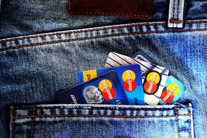 Ilustračný obrázok k článku RADÍME: Odborníci odporúčajú mať na dovolenke debetnú a kreditnú kartu i hotovosť