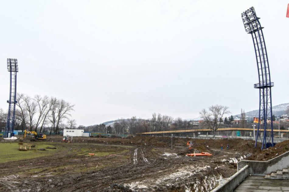Ilustračný obrázok k článku AKTUÁLNE FOTO: Rekonštrukcia futbalového štadióna FC Nitra je v plnom prúde