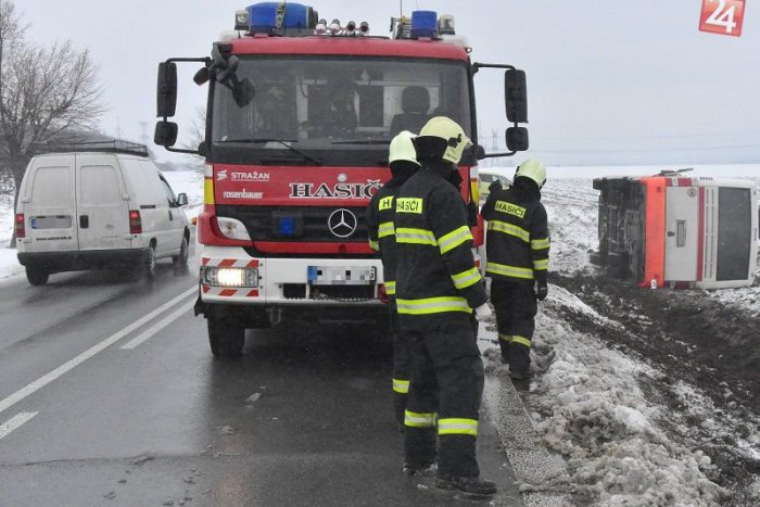Ilustračný obrázok k článku Polícia vyšetruje nehodu autobusu pri Tornali. Zranenia utrpelo 7 cestujúcich