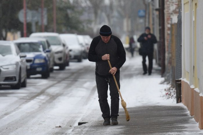 Ilustračný obrázok k článku Zima sa ohlásila opäť v Trnave: Meteorológovia varujú pred poľadovicou