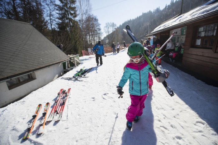 Ilustračný obrázok k článku Svahy okolo Žiaru spustili snežné delá: Kedy to vyzerá na prvú lyžovačku?