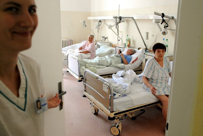 Ilustračný obrázok k článku Chorobnosť v našom okrese klesla: Nemocnica v Považskej zákaz návštev ponecháva