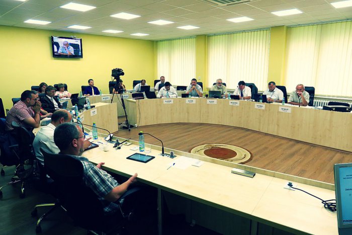 Ilustračný obrázok k článku Príjmy poslancov v Rožňave za rok 2017 čierne na bielom: O koľko si prilepšili?