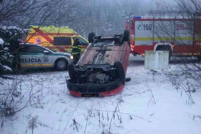 Ilustračný obrázok k článku Vážna nehoda v Podbrezovej, v aute ostali zakliesnené osoby