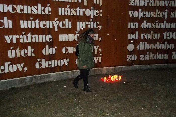 Ilustračný obrázok k článku V Šali si uctili zosnulého novinára: Jánovi Kuciakovi zapálili sviečku, FOTO