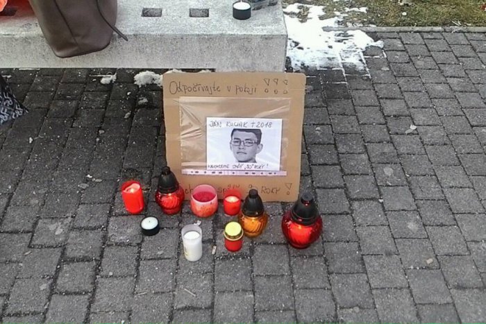 Ilustračný obrázok k článku VIDEO: V Lučenci si uctili pamiatku zosnulého novinára a jeho snúbenice, v meste bude aj protest