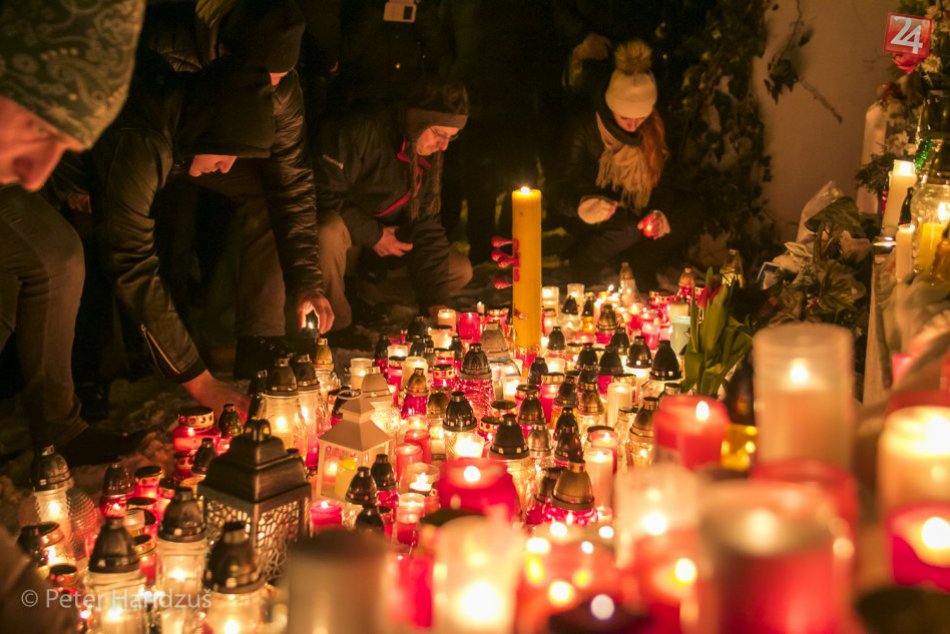 Ilustračný obrázok k článku Ľudia zaplnili námestie v centre Popradu: Tichý protest a horiace sviečky