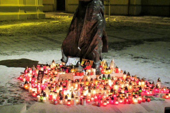 Ilustračný obrázok k článku Ľudia vyšli do ulíc Prešova: Uctili si pamiatku zavraždeného novinára a jeho snúbenice