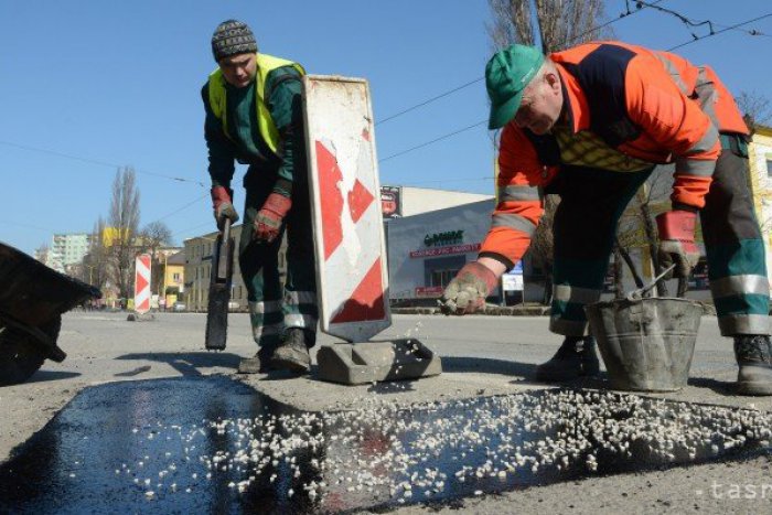 Ilustračný obrázok k článku Krajskí poslanci s prvou úpravou rozpočtu: Peniaze na opravu ciest pod Tatrami