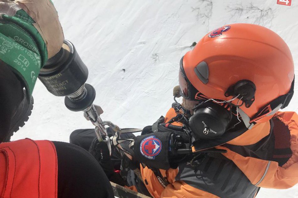 Ilustračný obrázok k článku Šťastie v nešťastí: Skialpinista (44) padal 500 metrov, pomoc si privolal sám!