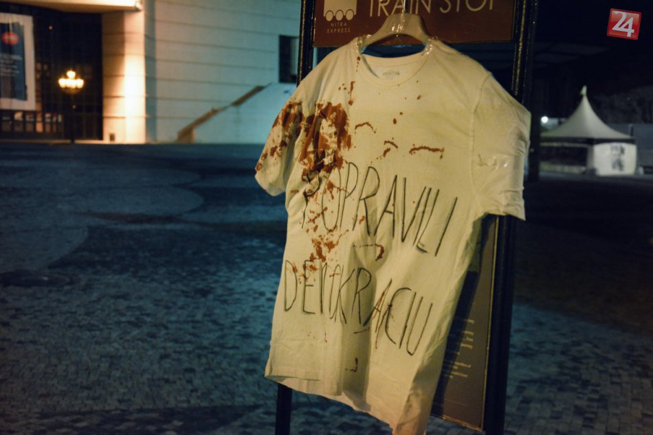 Ilustračný obrázok k článku FOTO: Všimli ste si? V uliciach Nitry sa objavili "krvavé" tričká s odkazmi
