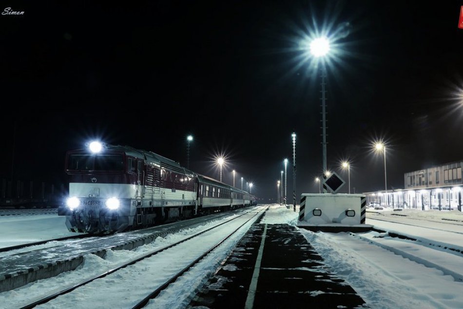Ilustračný obrázok k článku Nočné FOTKY: Rožňavská vlaková stanica v tieni reflektorov