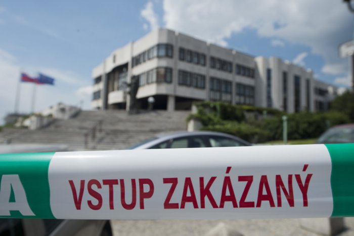 Ilustračný obrázok k článku 70 listov s podozrivou látkou: Poslancom NR SR doručili kontaminované zásielky