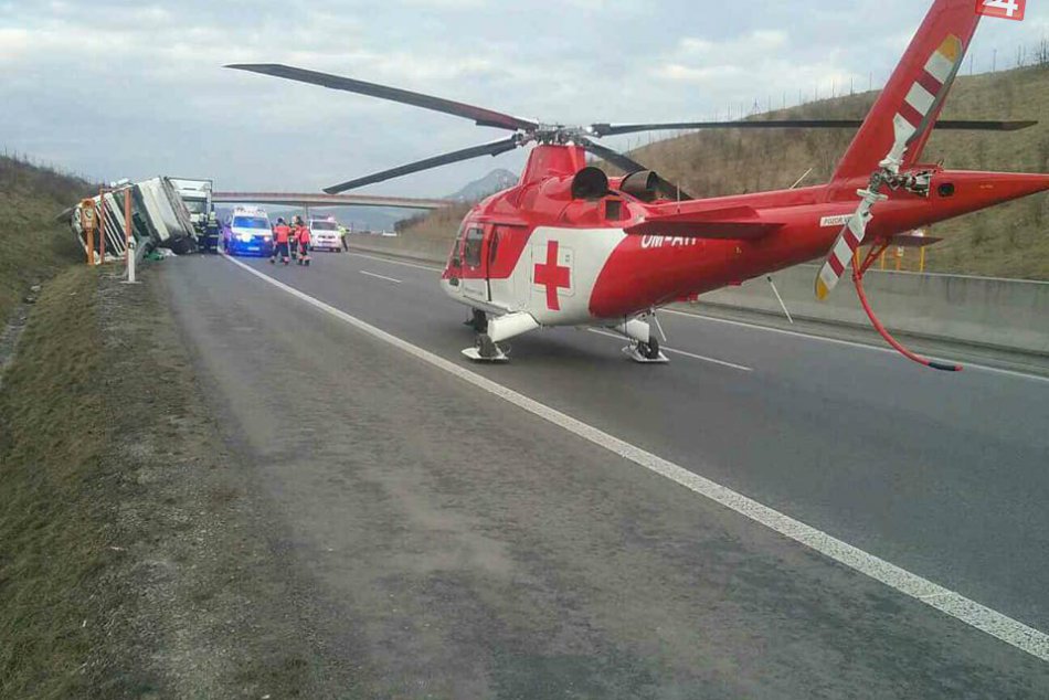 Ilustračný obrázok k článku Nehoda na D1 v Považskej, letecký transport do nemocnice: FOTO priamo z miesta
