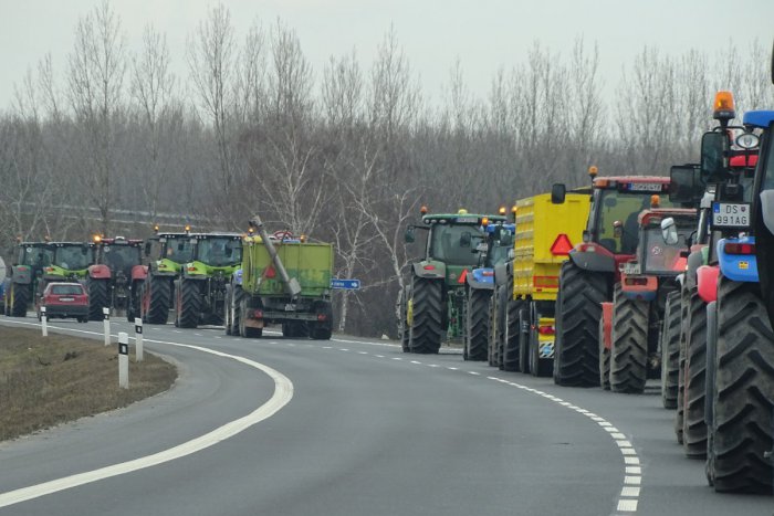 Ilustračný obrázok k článku Desiatky traktorov na cestách: Poľnohospodári proti zákonu zorganizovali protest